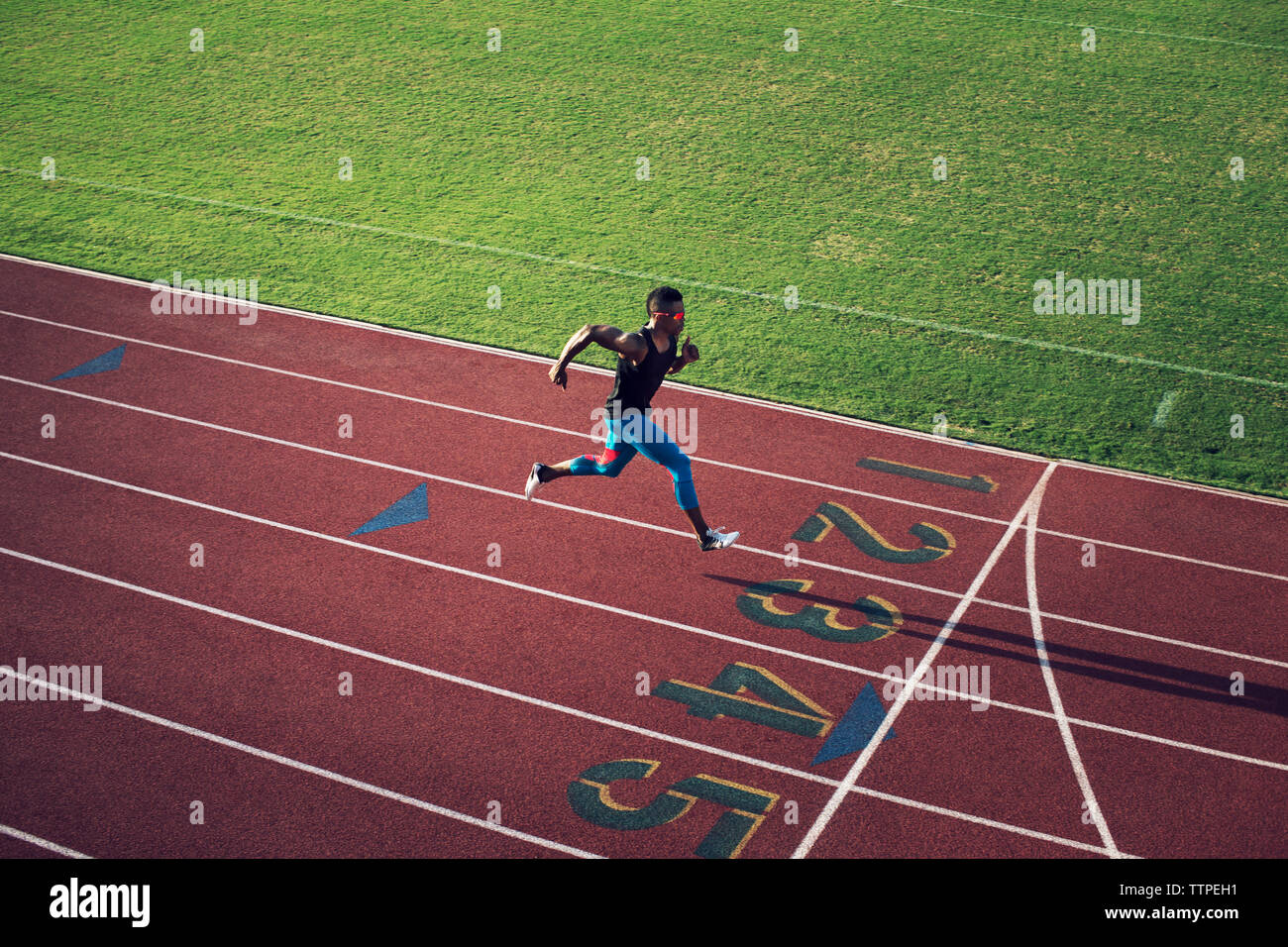 Hohe Betrachtungswinkel der männlichen Athleten, die auf Feld Stockfoto