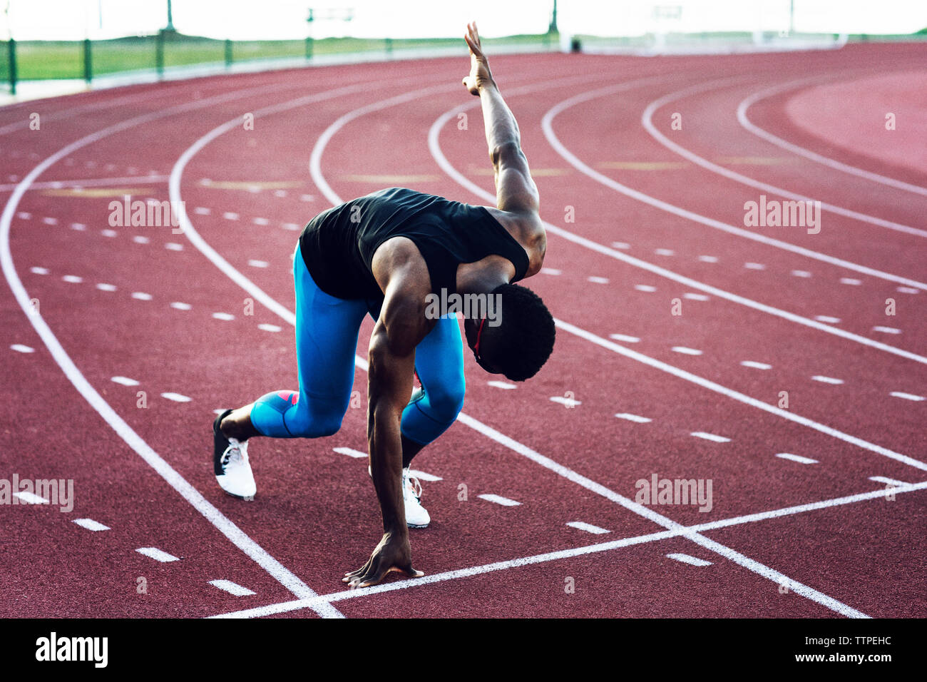 Sportler im Startblock auf Running Tracks bestimmt Stockfoto