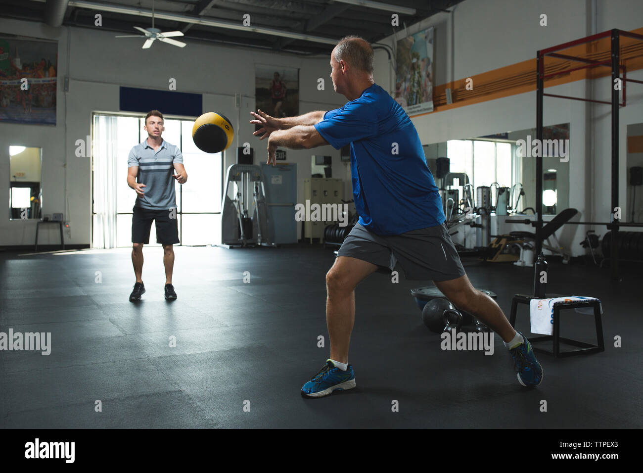 Kunden, Fitness Ball Trainer beim Training im Fitnessraum Stockfoto