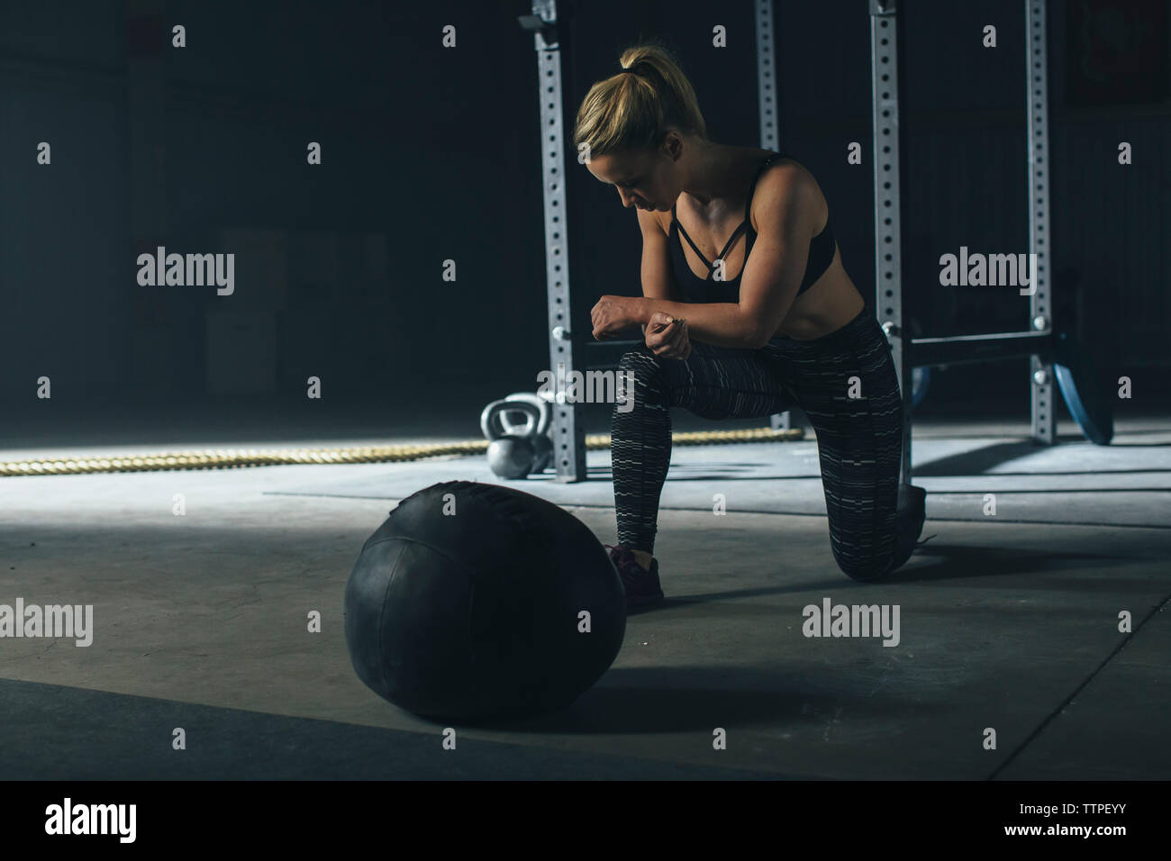 Weibliche Athleten trainieren durch Fitness Ball in der Turnhalle Stockfoto