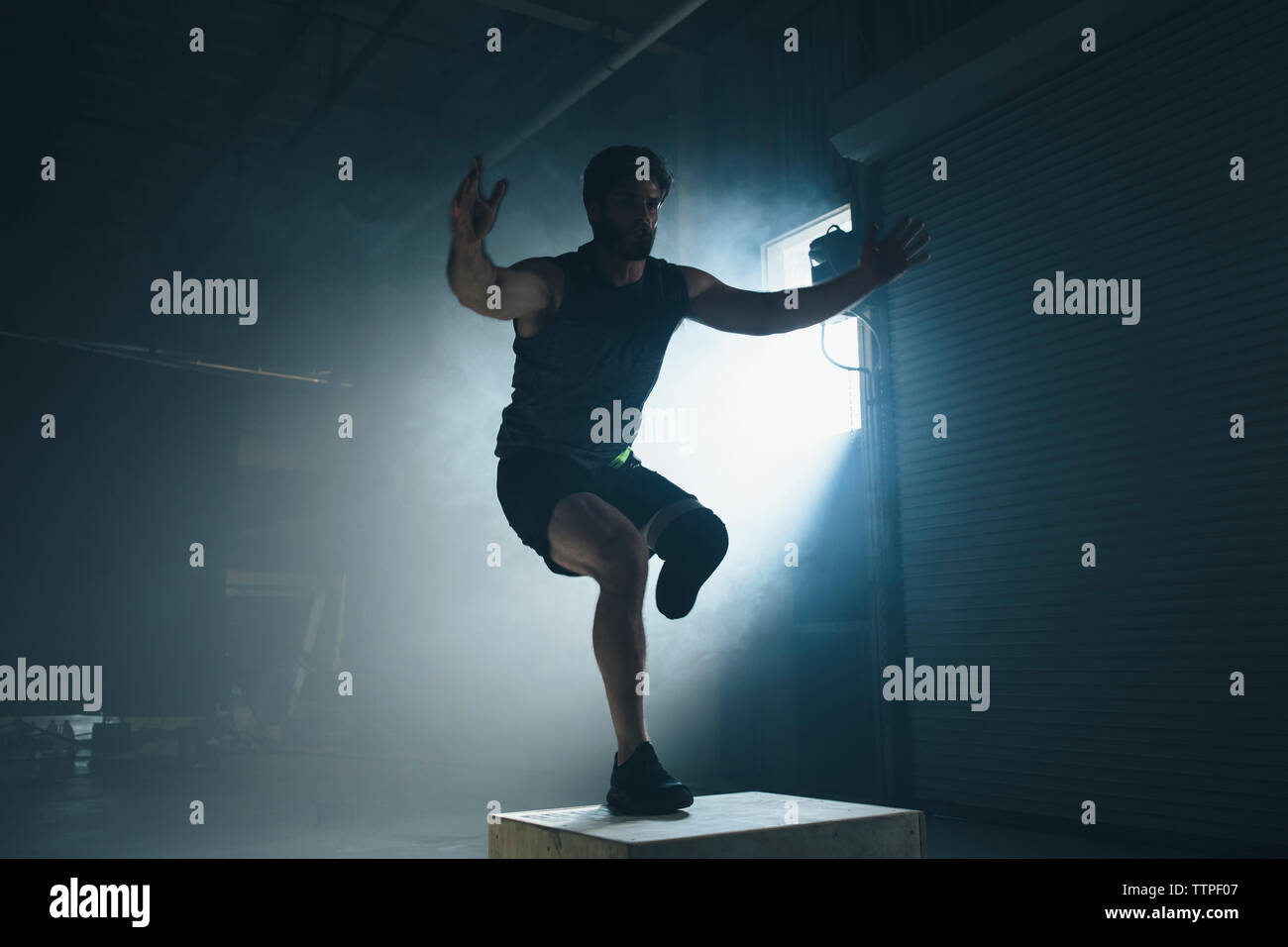 Adaptive Athleten trainieren auf Box in der Turnhalle Stockfoto