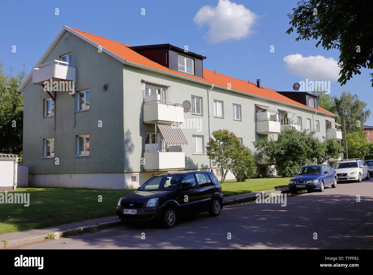 Hallstahammar, Schweden - 14. Juni 2019: Außenansicht des HSB Eigentumswohnung Gebäude errichtet 1960 an 16 Tradgardsgatan Straße. Stockfoto