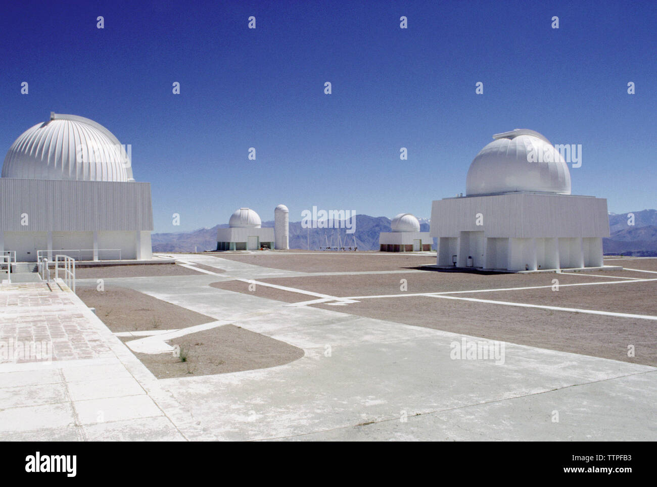 La Silla Observatorium gegen den klaren blauen Himmel Stockfoto