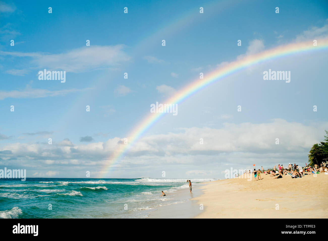 Idyllischen Blick auf Regenbogen über Strand gegen Sky Stockfoto