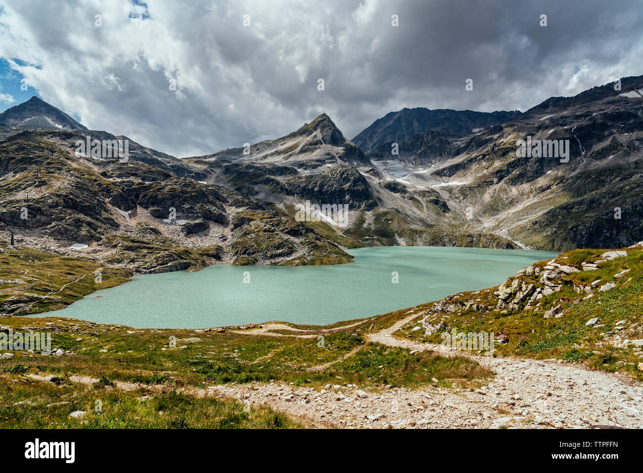 Malerischer Blick auf den See von Bergen gegen die stürmischen Wolken Stockfoto