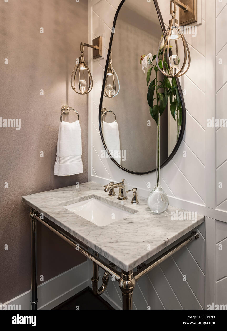 Beleuchtung durch Spiegel über dem Waschbecken im Bad aufhängen Stockfoto