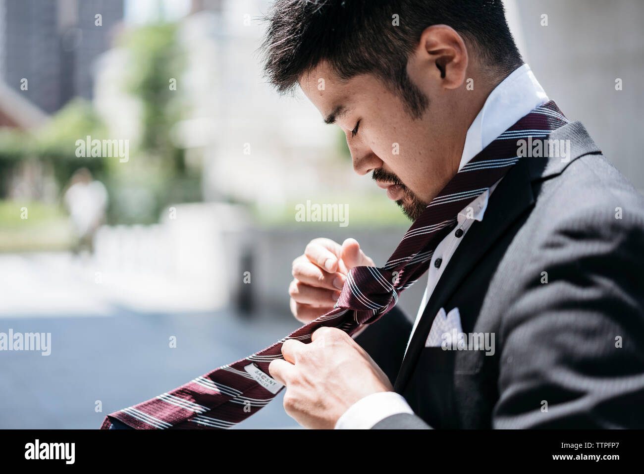 Seitenansicht des Geschäftsmannes tragen Krawatte in Stadt Stockfoto