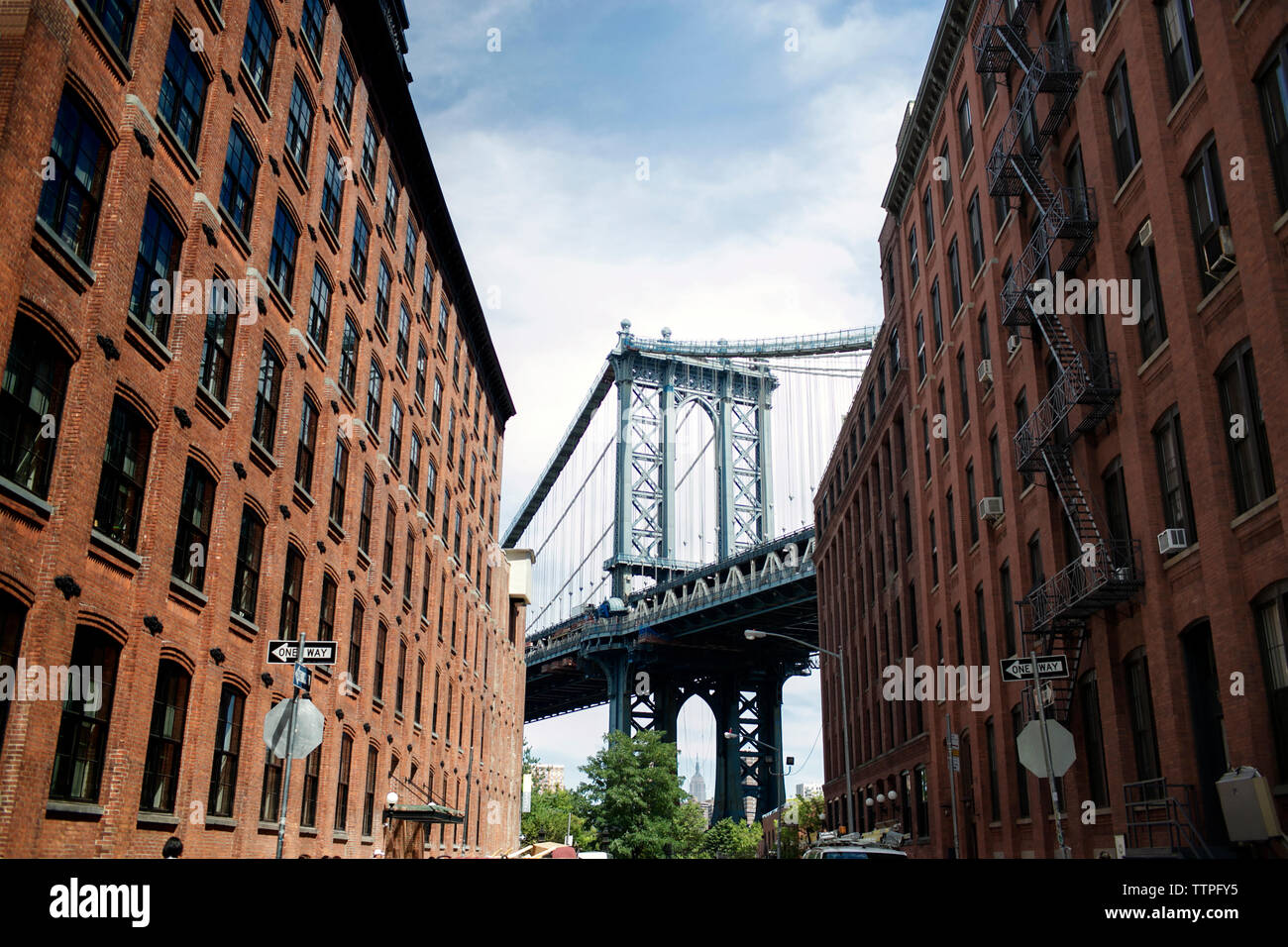 Low Angle Blick auf die Brooklyn Bridge und die Gebäude in der Stadt gegen den Himmel Stockfoto