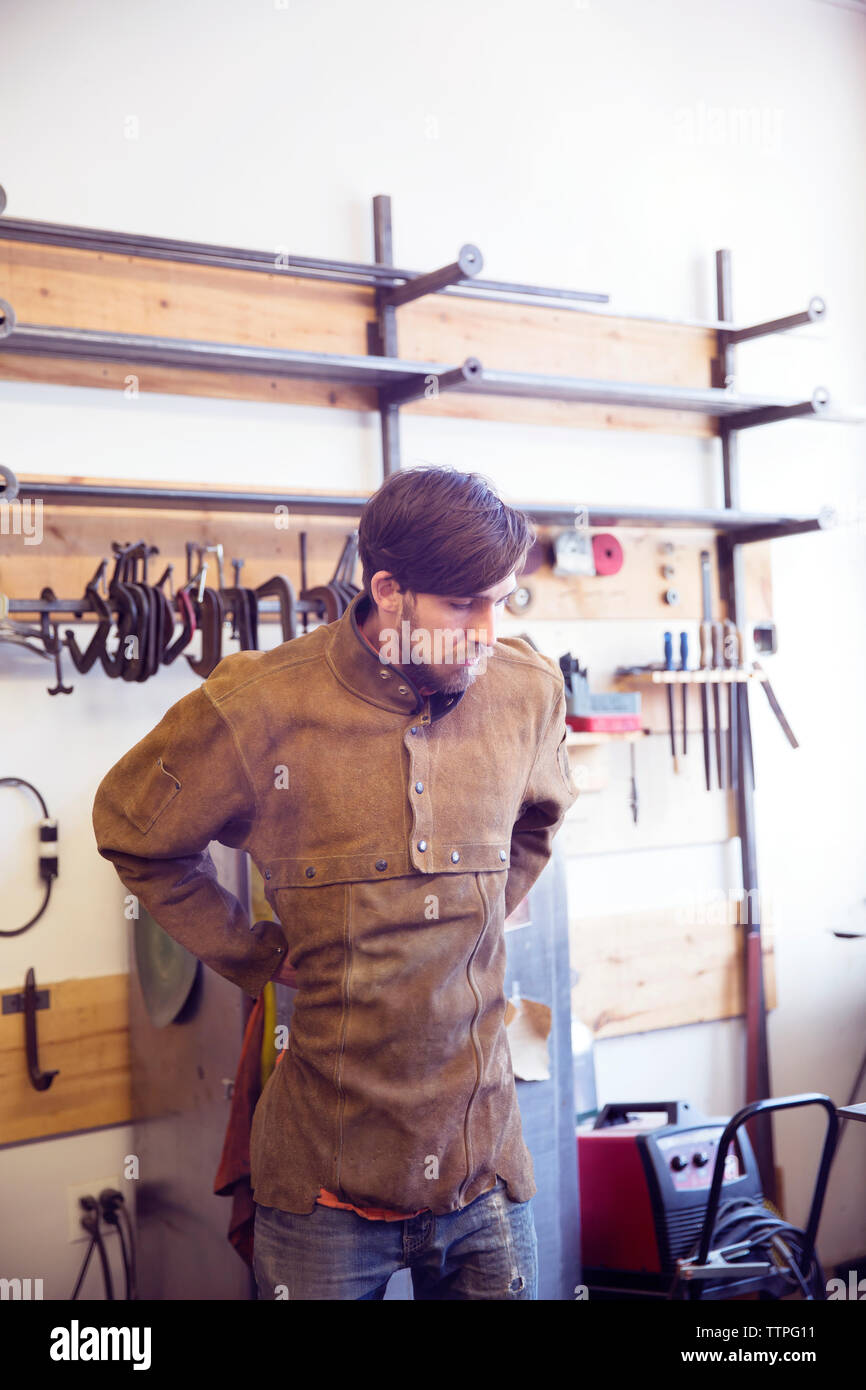 Männliche Handwerker tragen von Arbeitskleidung an Holz shop Stockfoto