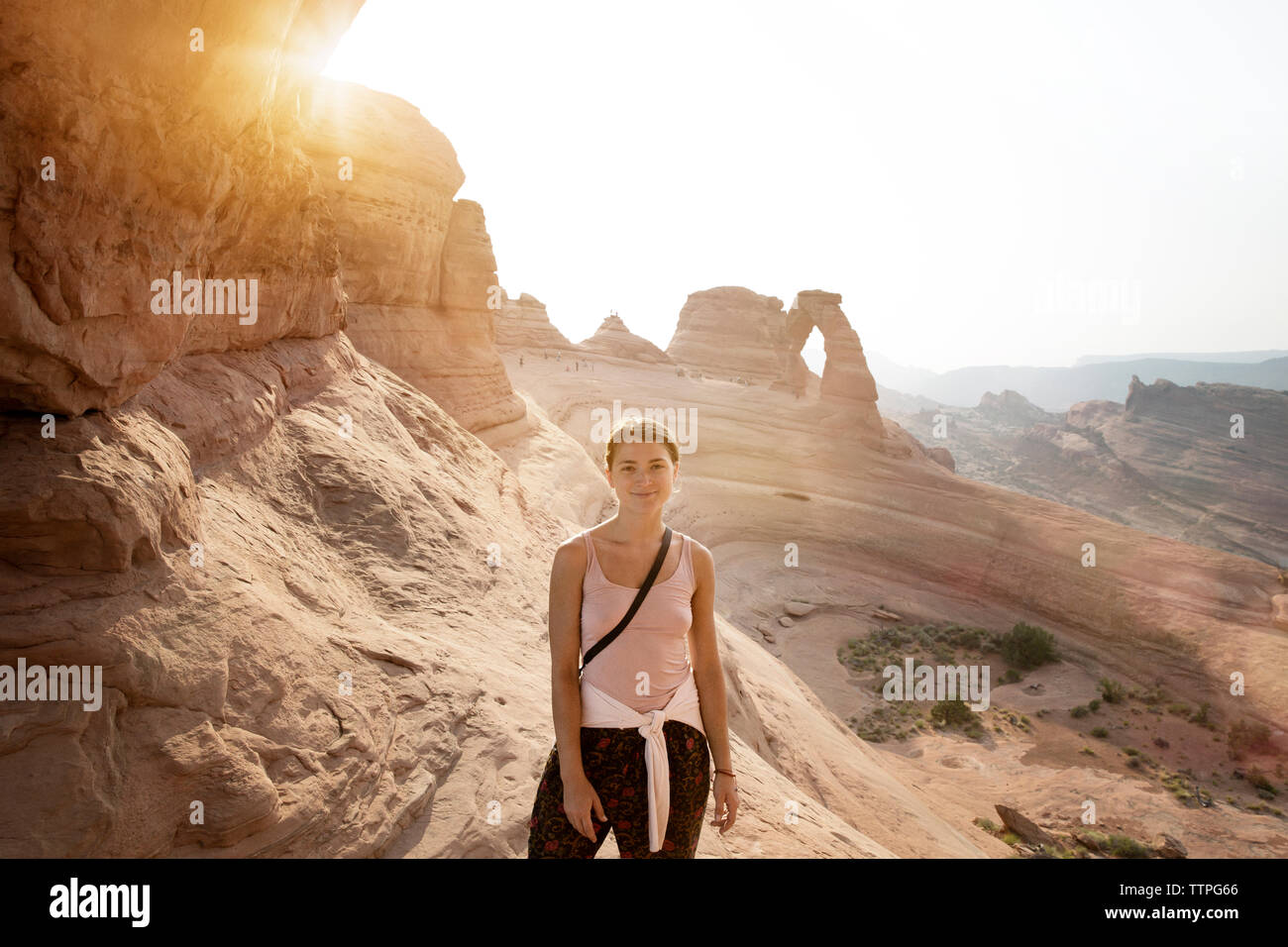 Portrait von Frau besuchen Natural Arch gegen den klaren Himmel Stockfoto