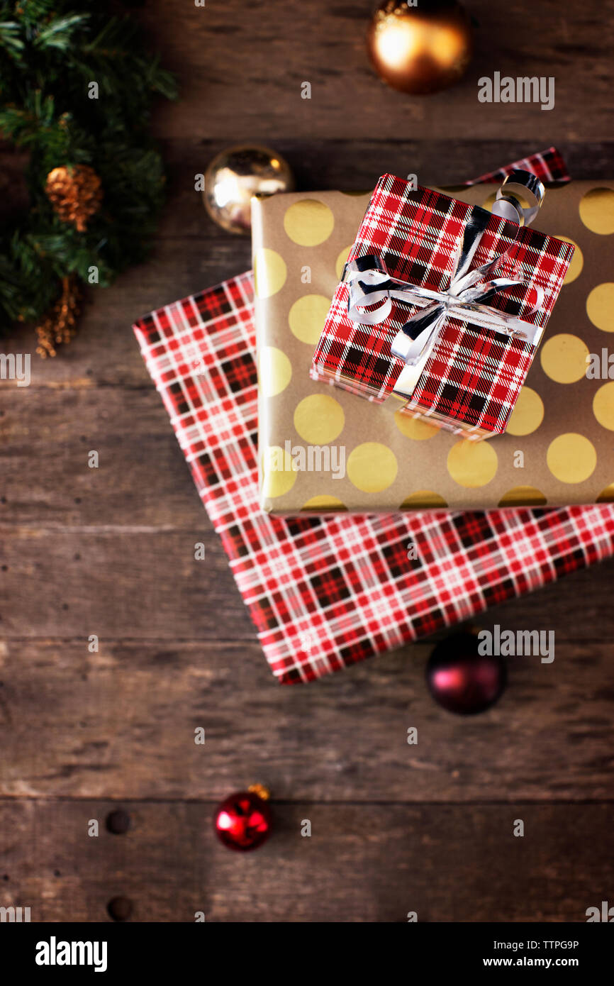 Draufsicht des Stapels von Weihnachtsgeschenken mit Kugeln auf Tabelle Stockfoto