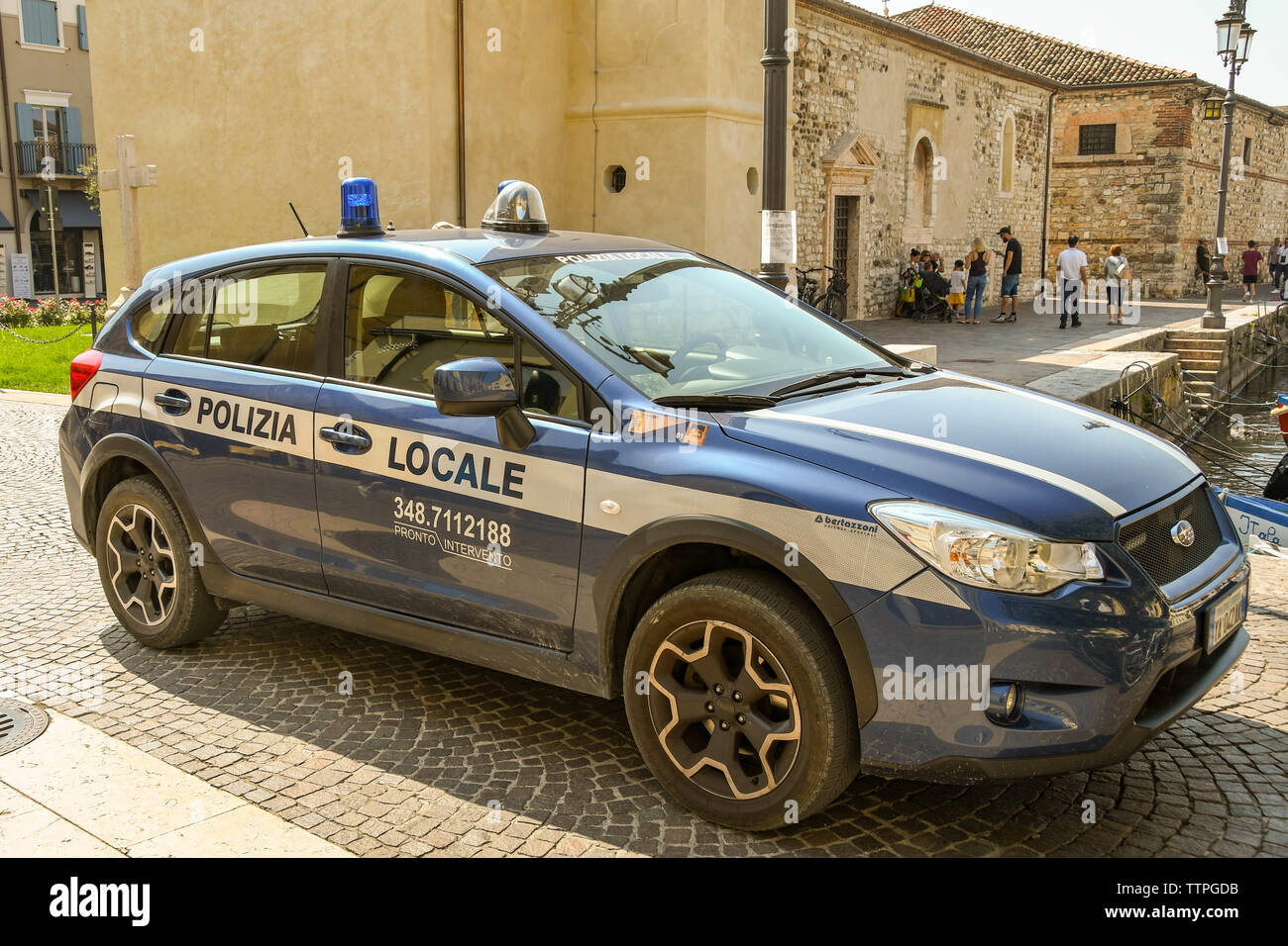 LAZISE, Gardasee, Italien - September 2018: Polizei Streifenwagen der Polizei in Lazise am Gardasee. Stockfoto