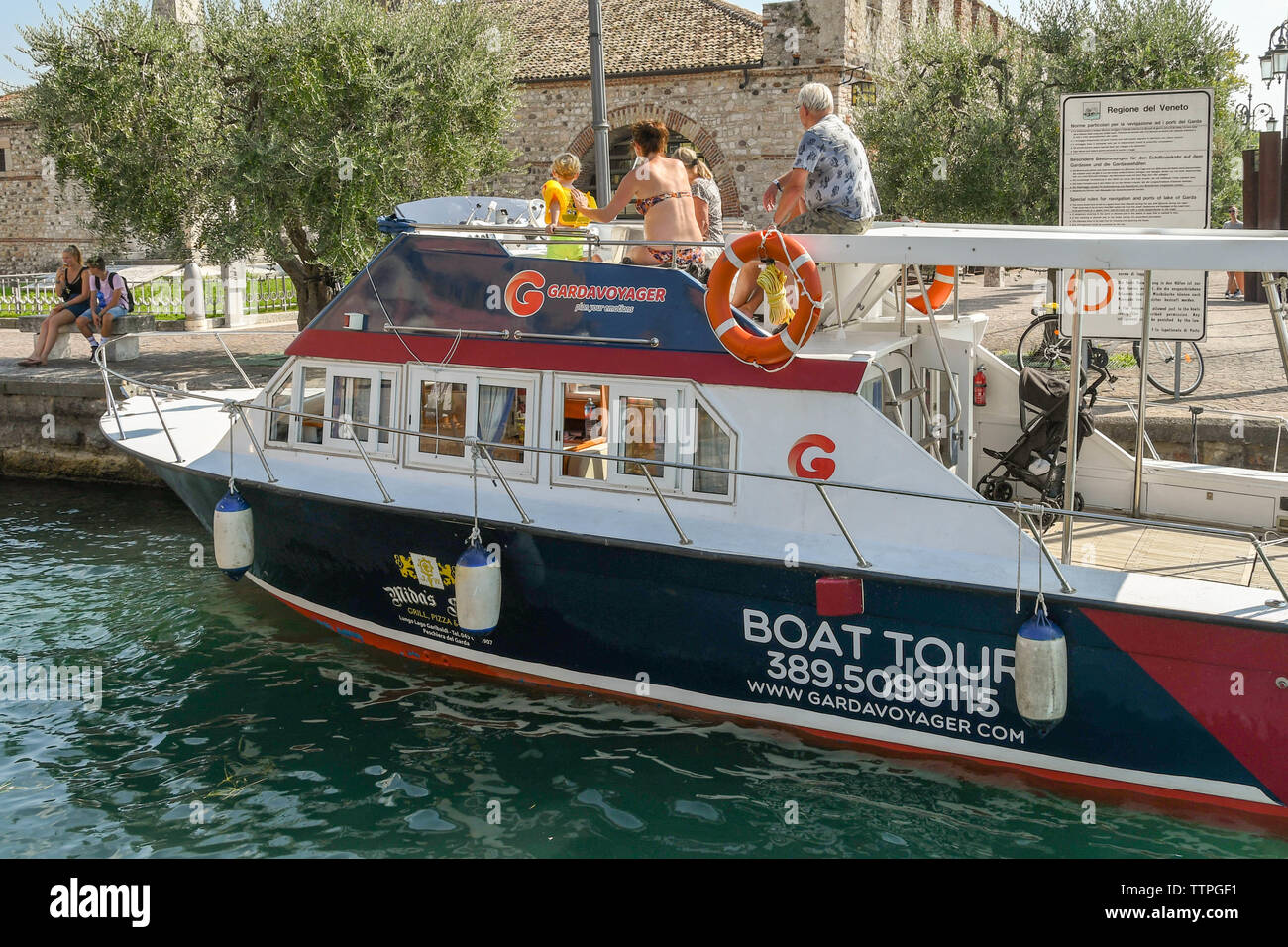 Italien Boot Fahren Ohne Führerschein LAZISE, Gardasee, Italien - September 2018: Touristische