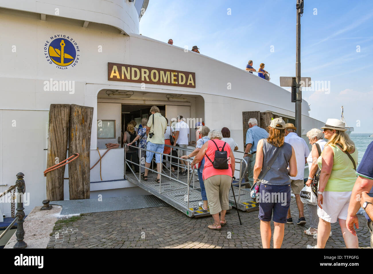 LAZISE, Gardasee, Italien - September 2018: Die Schlange von Leuten an Bord einer Fähre in Lazise am Gardasee. Stockfoto