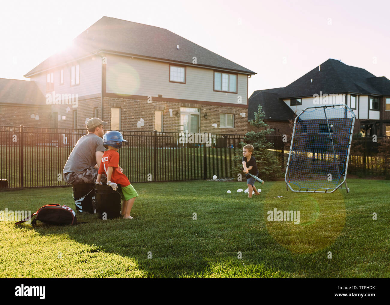 Familie spielen Baseball am Hinterhof an einem sonnigen Tag Stockfoto