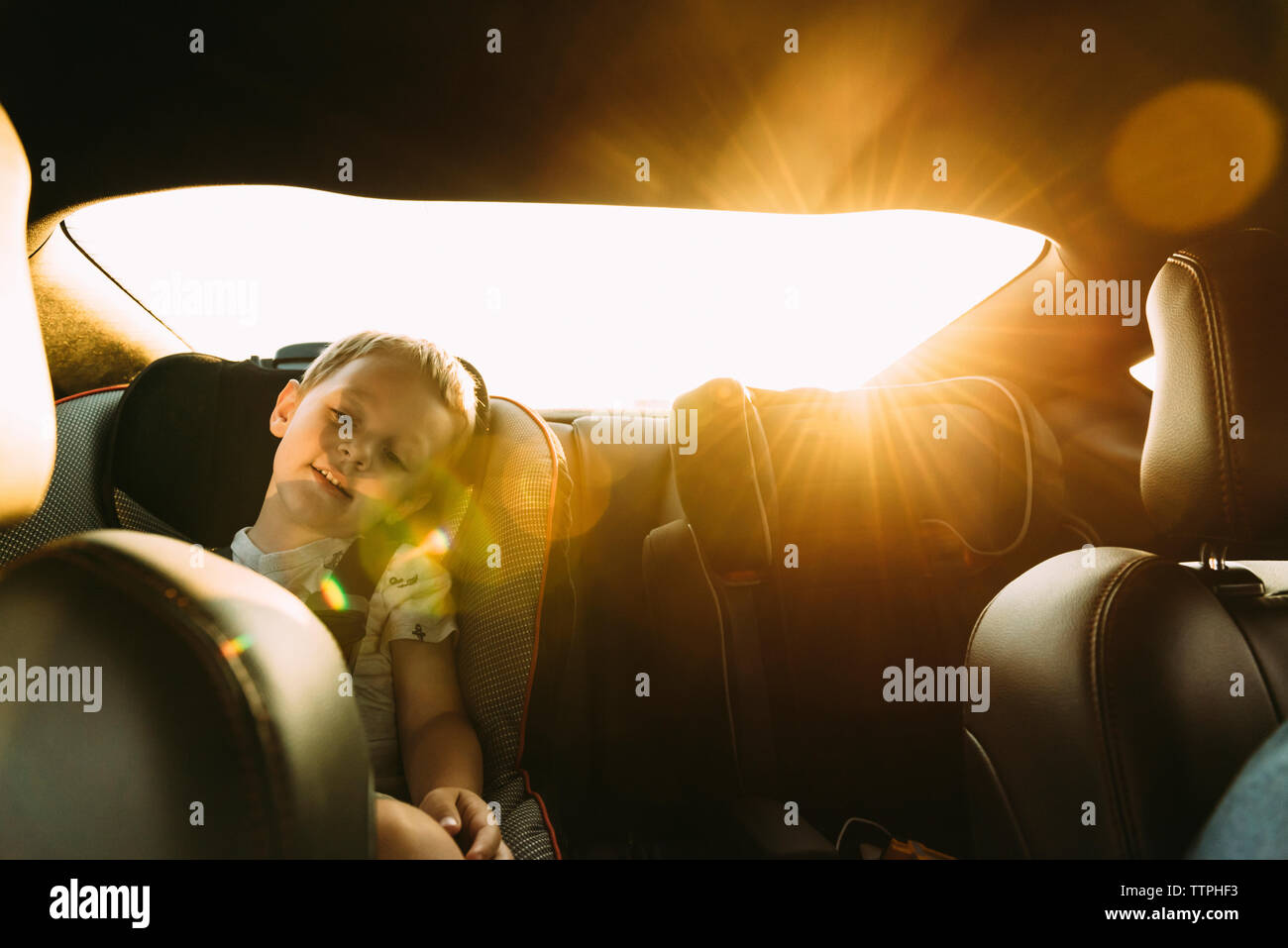 Junge, entspannend, während im Auto sitzen Stockfoto