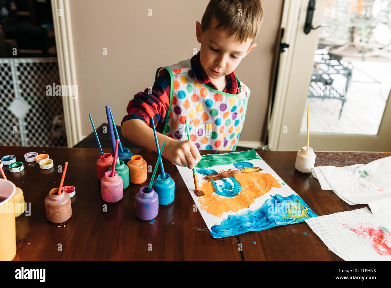 Junge gemälde malerei auf Papier am Tisch im Haus Stockfoto