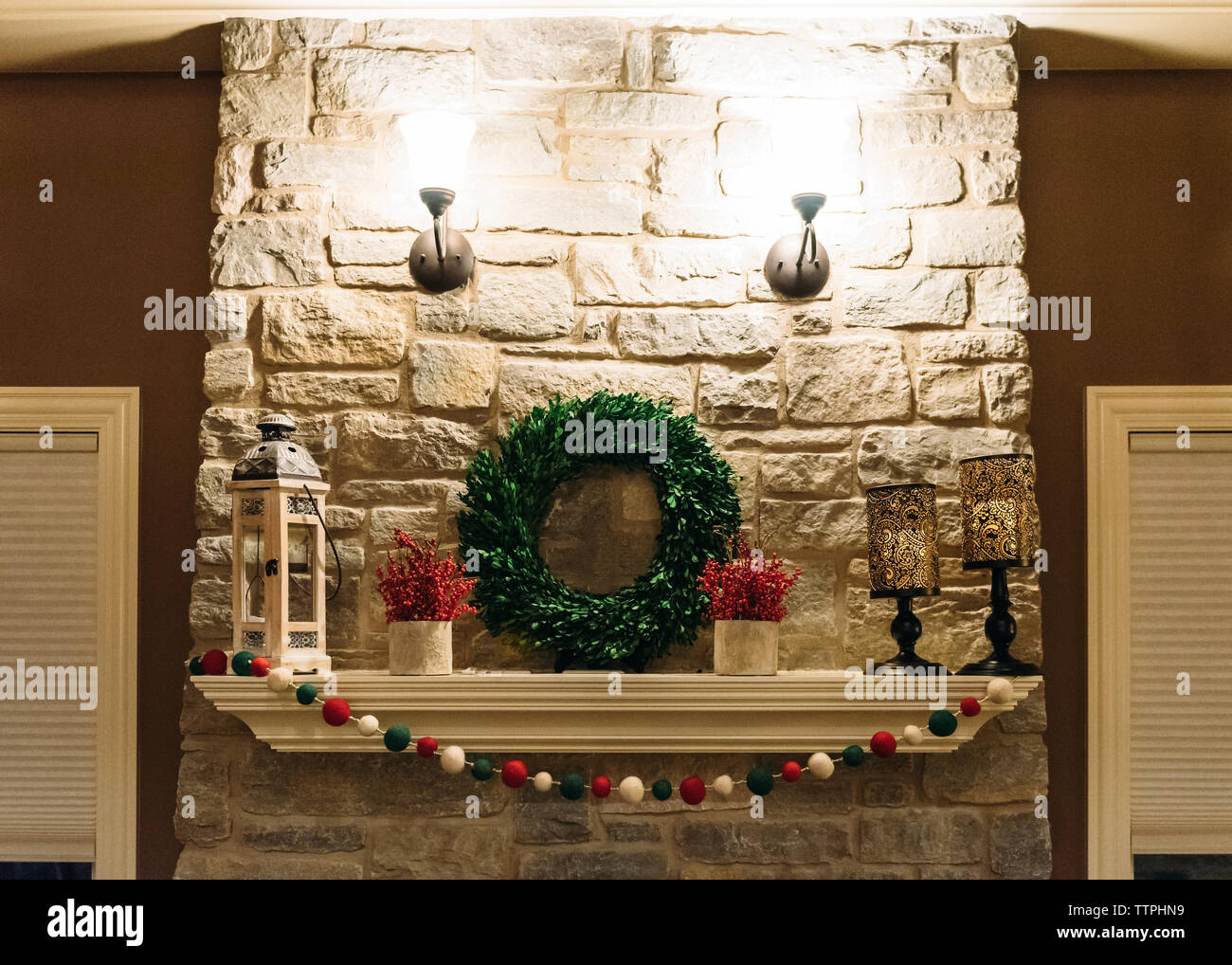 Kranz mit Dekoration an der Wand zu Hause zu weihnachten Stockfoto