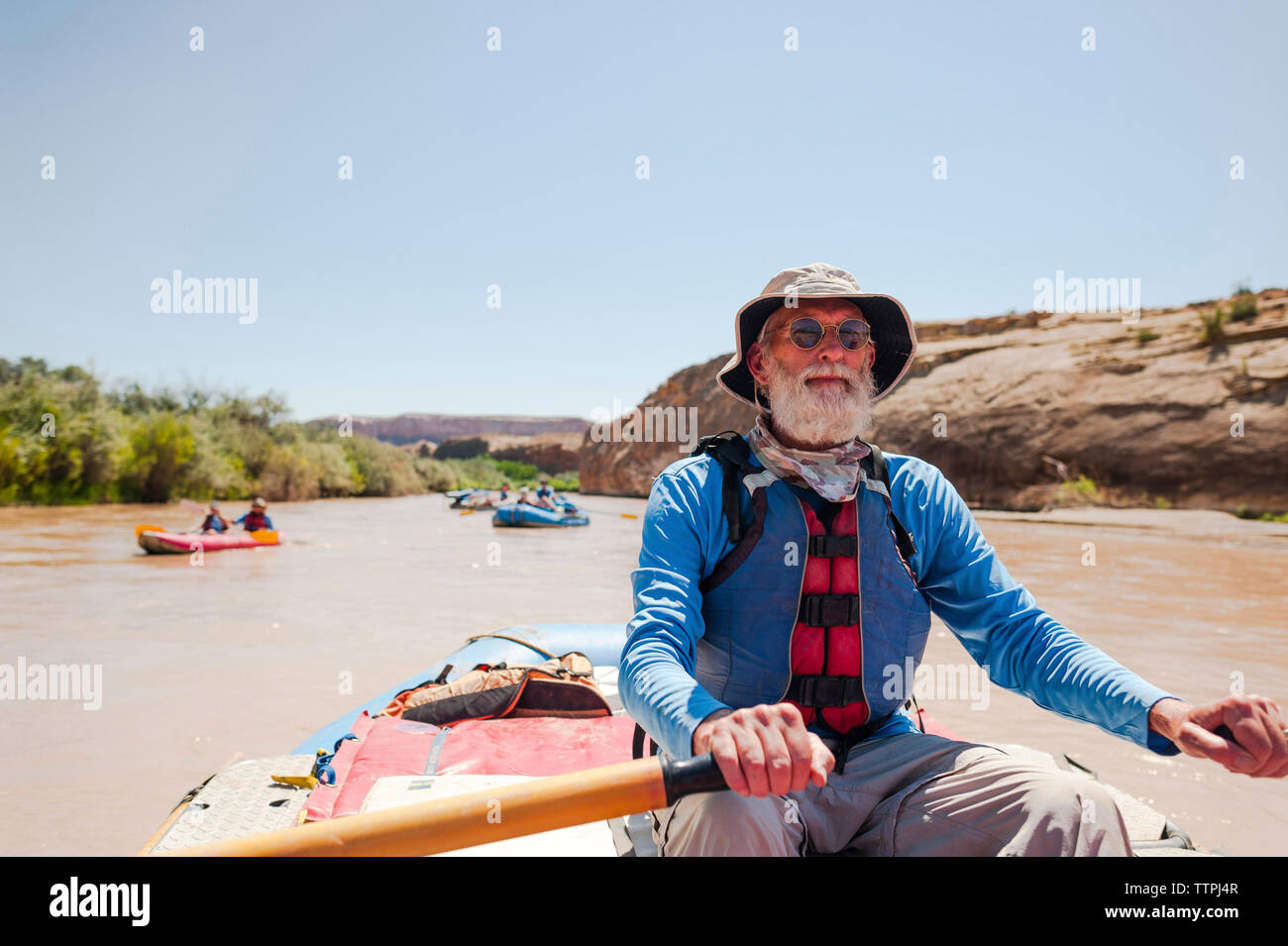 Älterer mann Kajak in Fluss gegen klaren Himmel Stockfoto