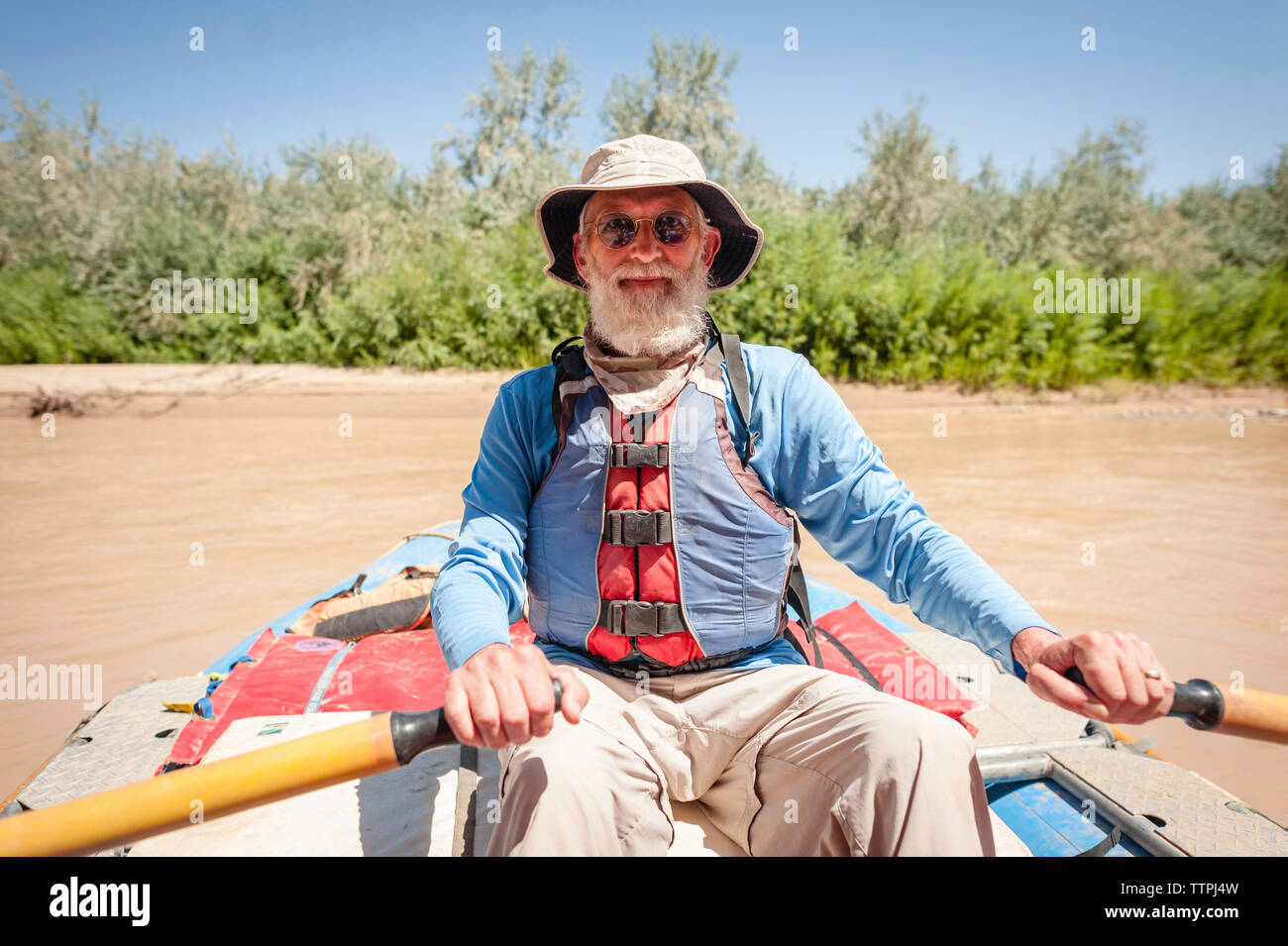 Portrait von älteren Mann Kajak in Fluss Stockfoto