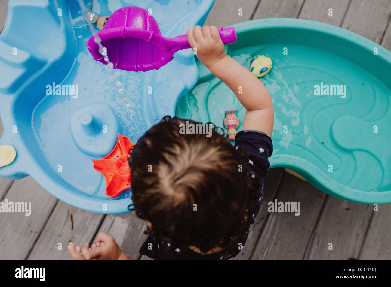 Kinder spielen mit Wasser Tabelle Stockfoto