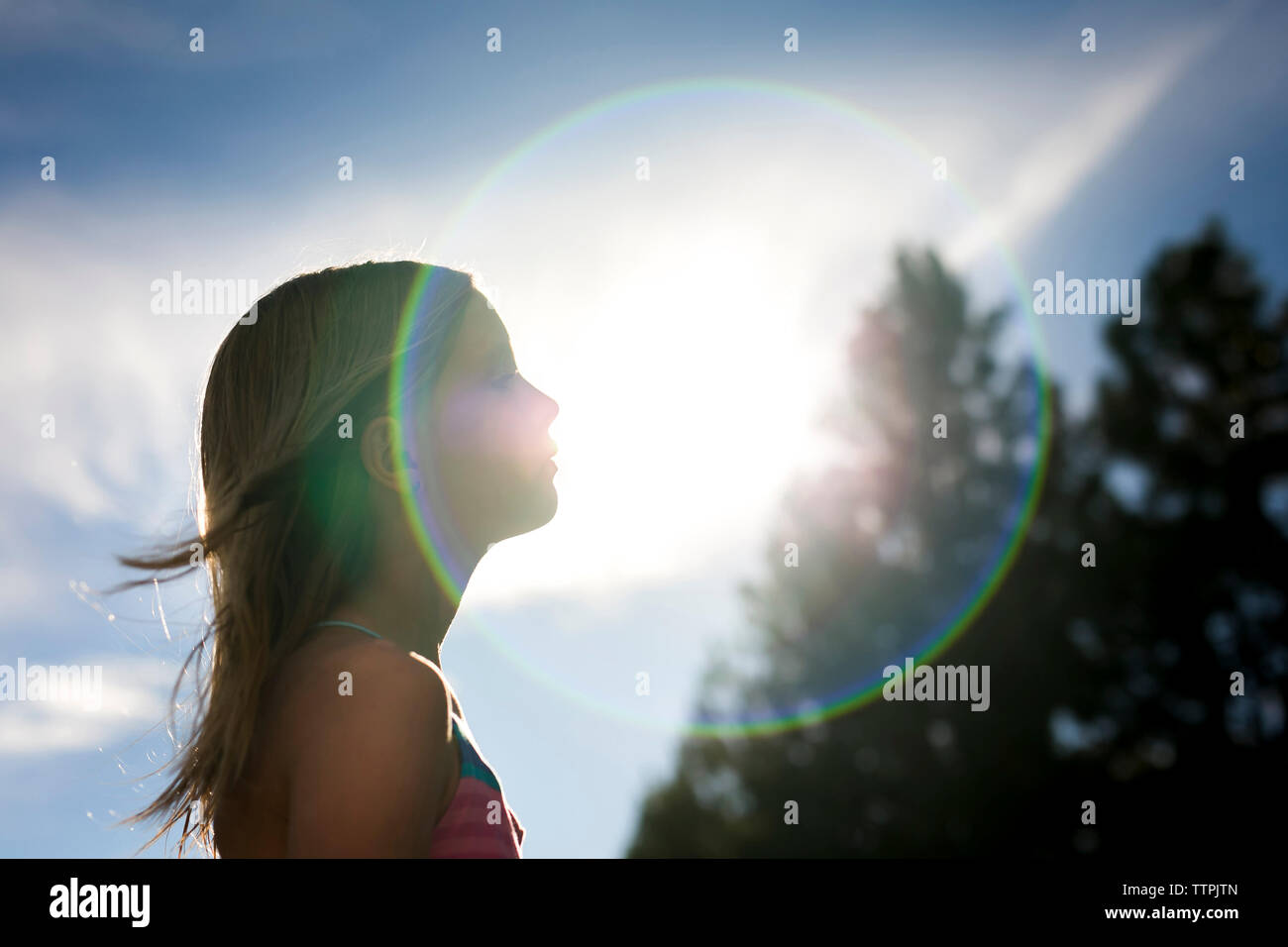 Seitenansicht der Mädchen gegen Himmel an einem sonnigen Tag Stockfoto
