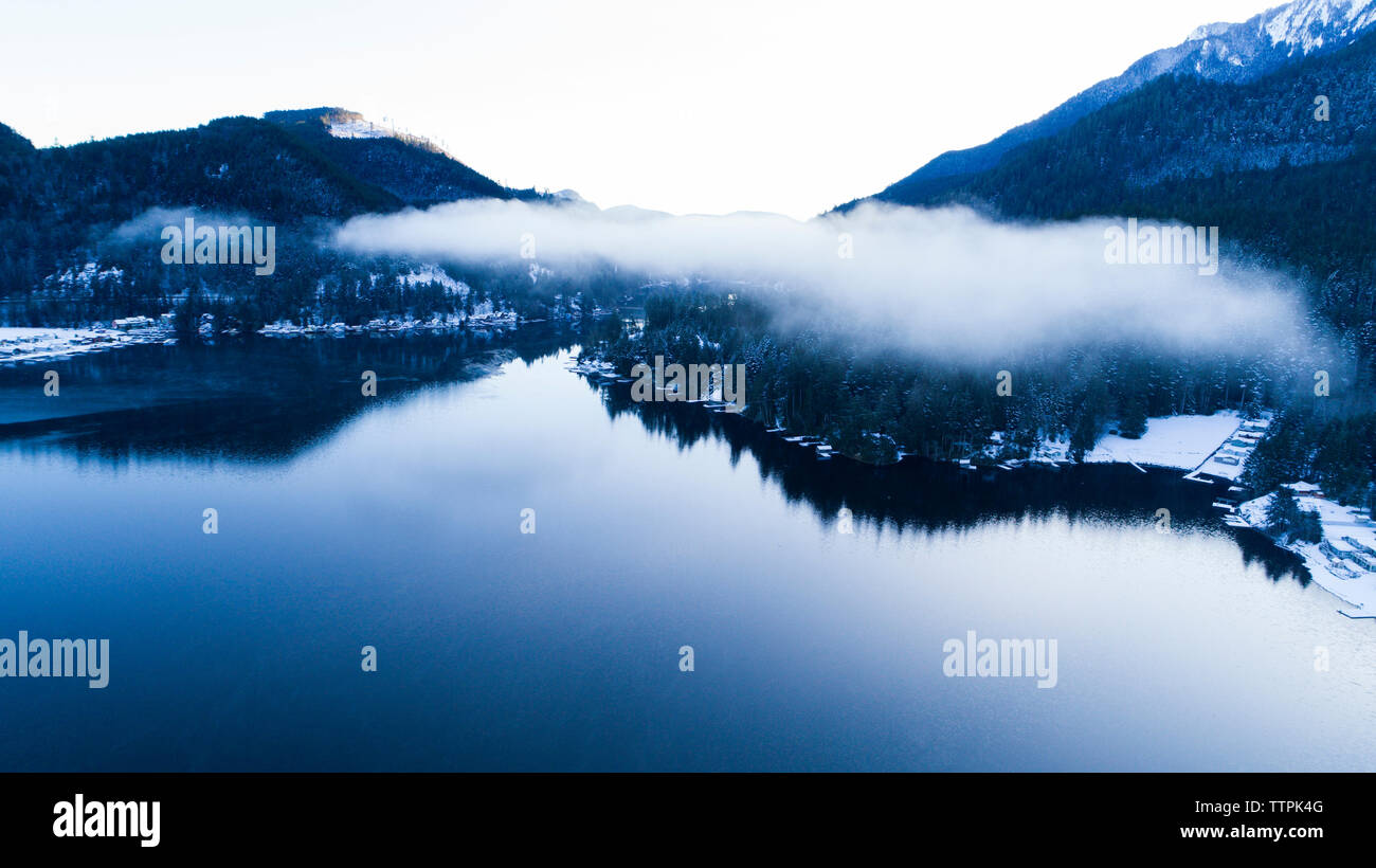 Malerischer Blick auf ruhigen See von Bergen gegen Sky Stockfoto