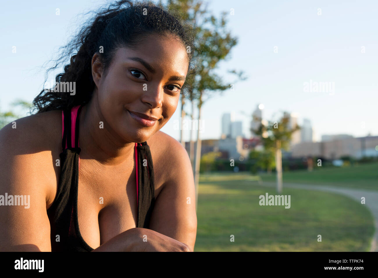 Portrait von zuversichtlich Sportlerin im Park Stockfoto