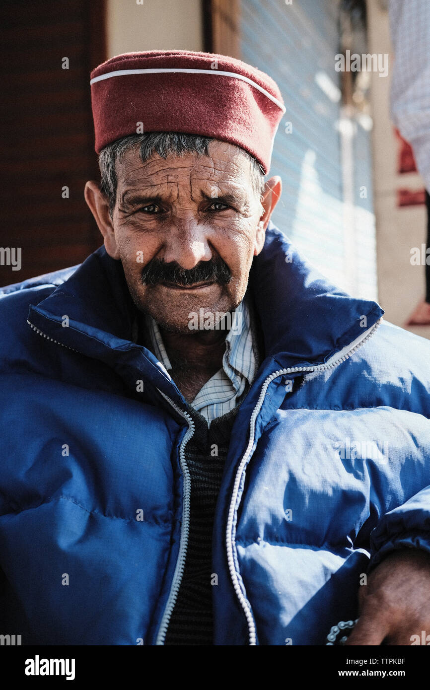Portrait von älteren Mann, warme Kleidung in der Stadt Stockfoto