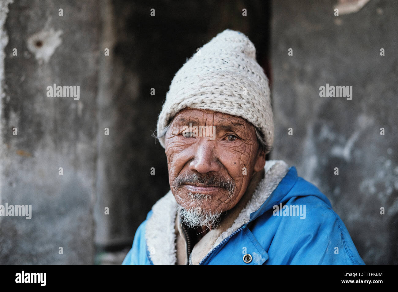 Close-up Portrait von bärtigen älteren Mann, warme Kleidung in der Stadt Stockfoto
