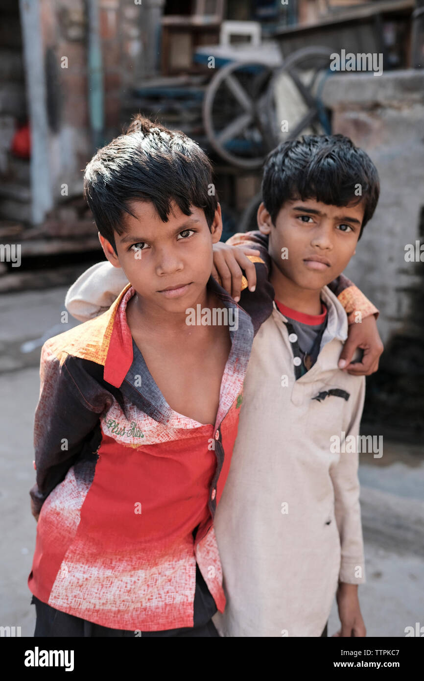 Portrait von Freunden, mit Arme um die Schultern in der Stadt stehend Stockfoto