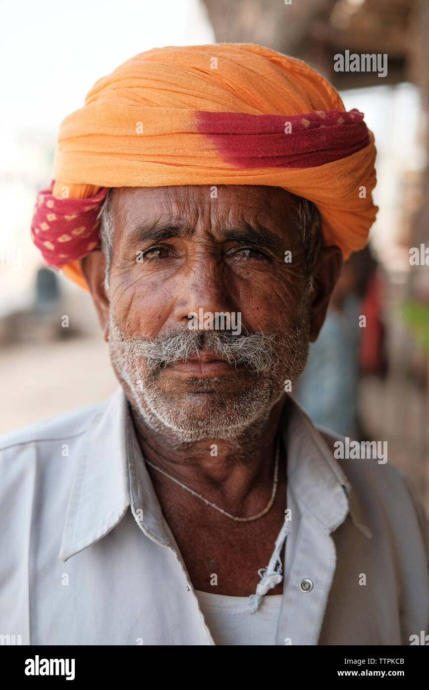 Close-up Portrait von älteren Mann mit Turban im Freien Stockfoto