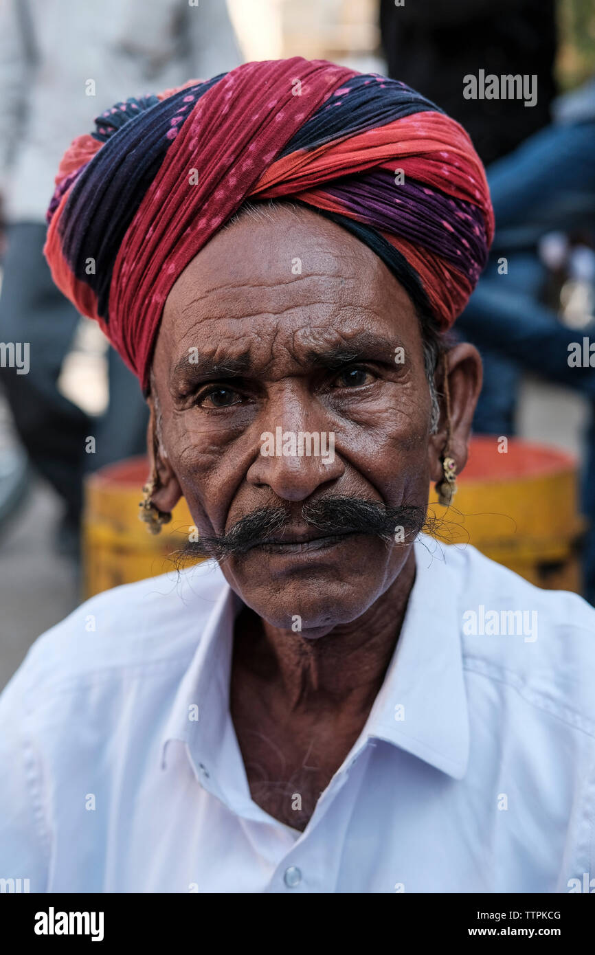 Close-up Portrait von reifer Mann mit Turban in der Stadt Stockfoto