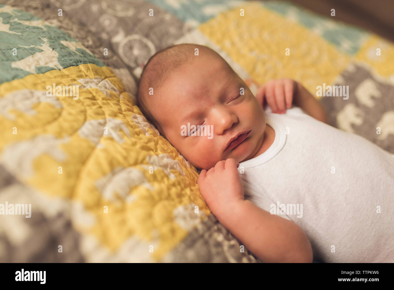 Nahaufnahme der neugeborenen Baby schlafend auf dem Bett zu Hause. Stockfoto