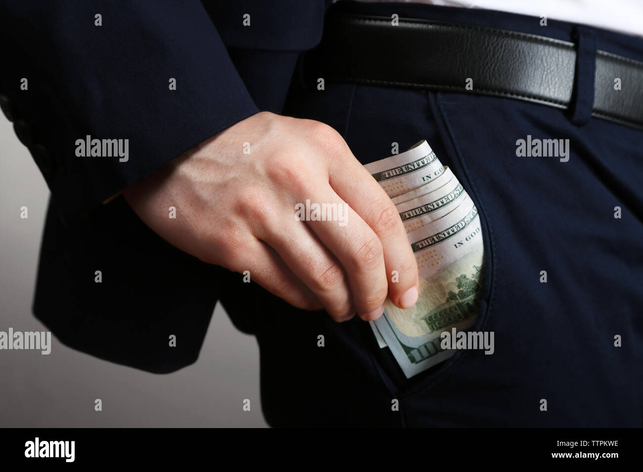 Geschäftsmann Banknoten in der Tasche. Korruption Konzept Stockfoto