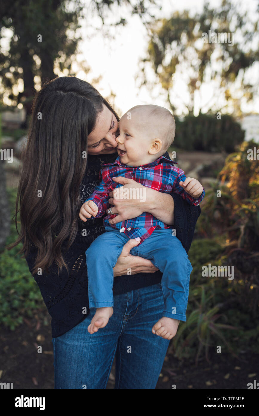 Mutter mit Sohn beim Stehen im Park Stockfoto