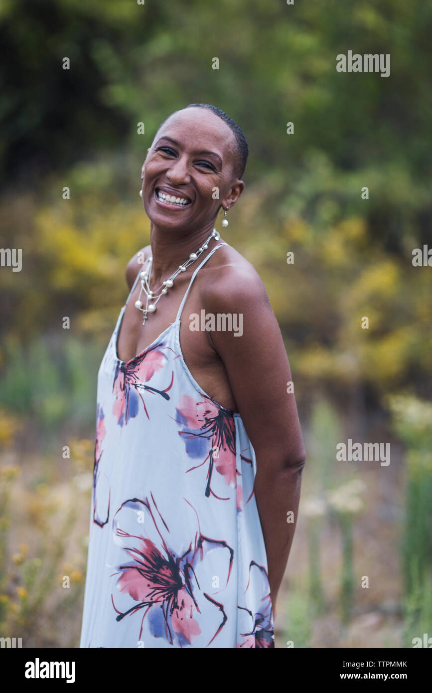 Portrait von Frau stehend gegen Pflanzen im Park Stockfoto