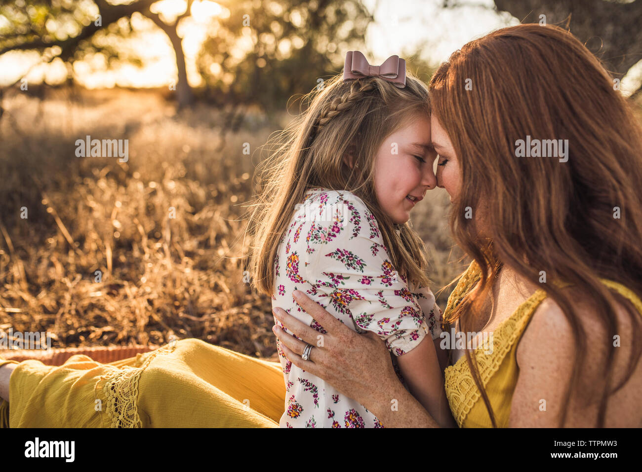 Nahaufnahme von jungen Mädchen durch die Mutter in Kalifornien angenommen Stockfoto
