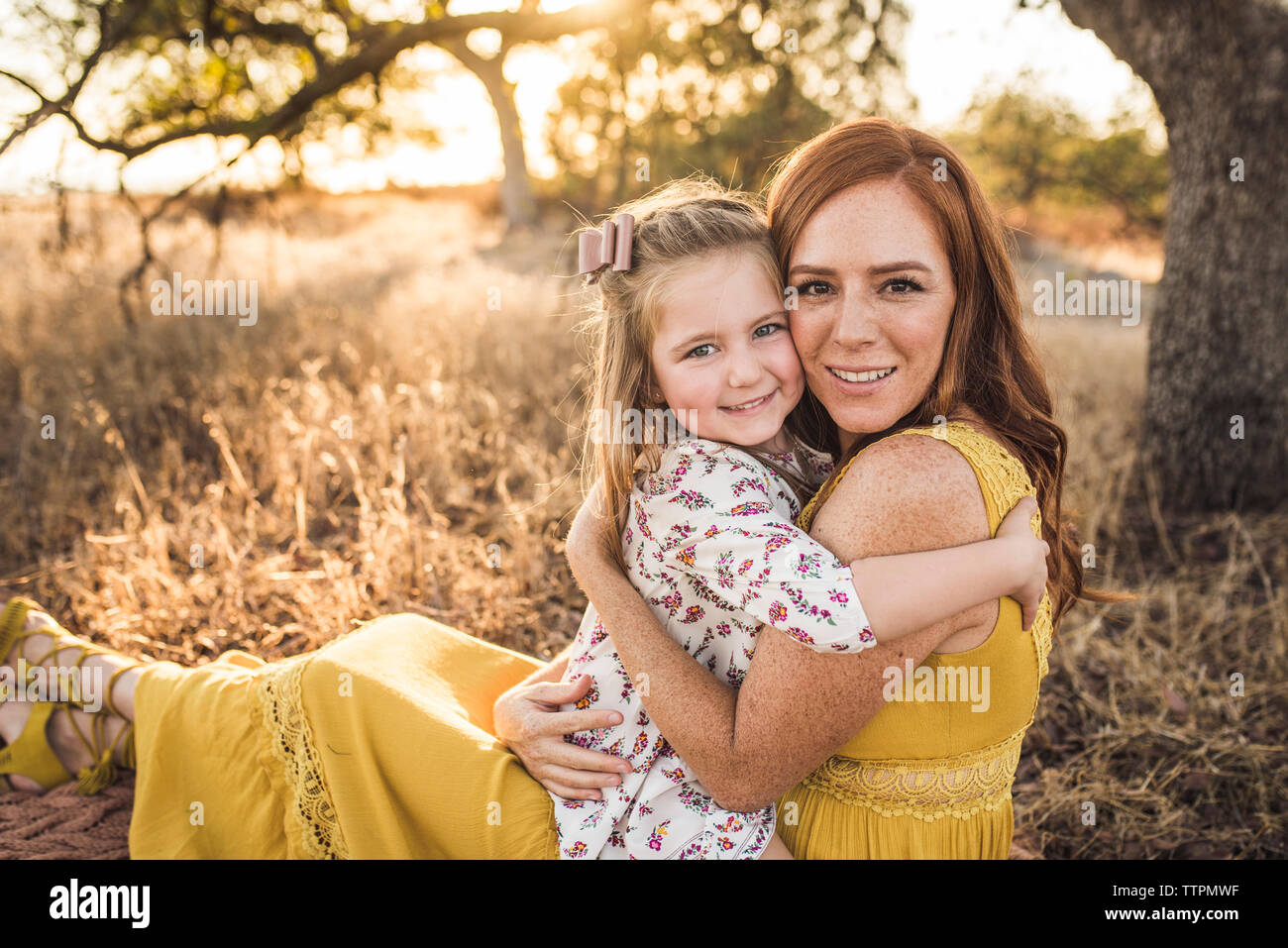 Nahaufnahme von jungen Mädchen und Mutter lächelnd in Kalifornien Stockfoto