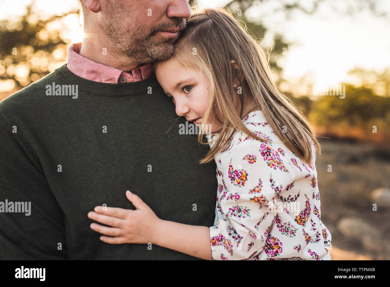 Nahaufnahme des junge Mädchen von Vater in Kalifornien Feld umfaßt wird Stockfoto