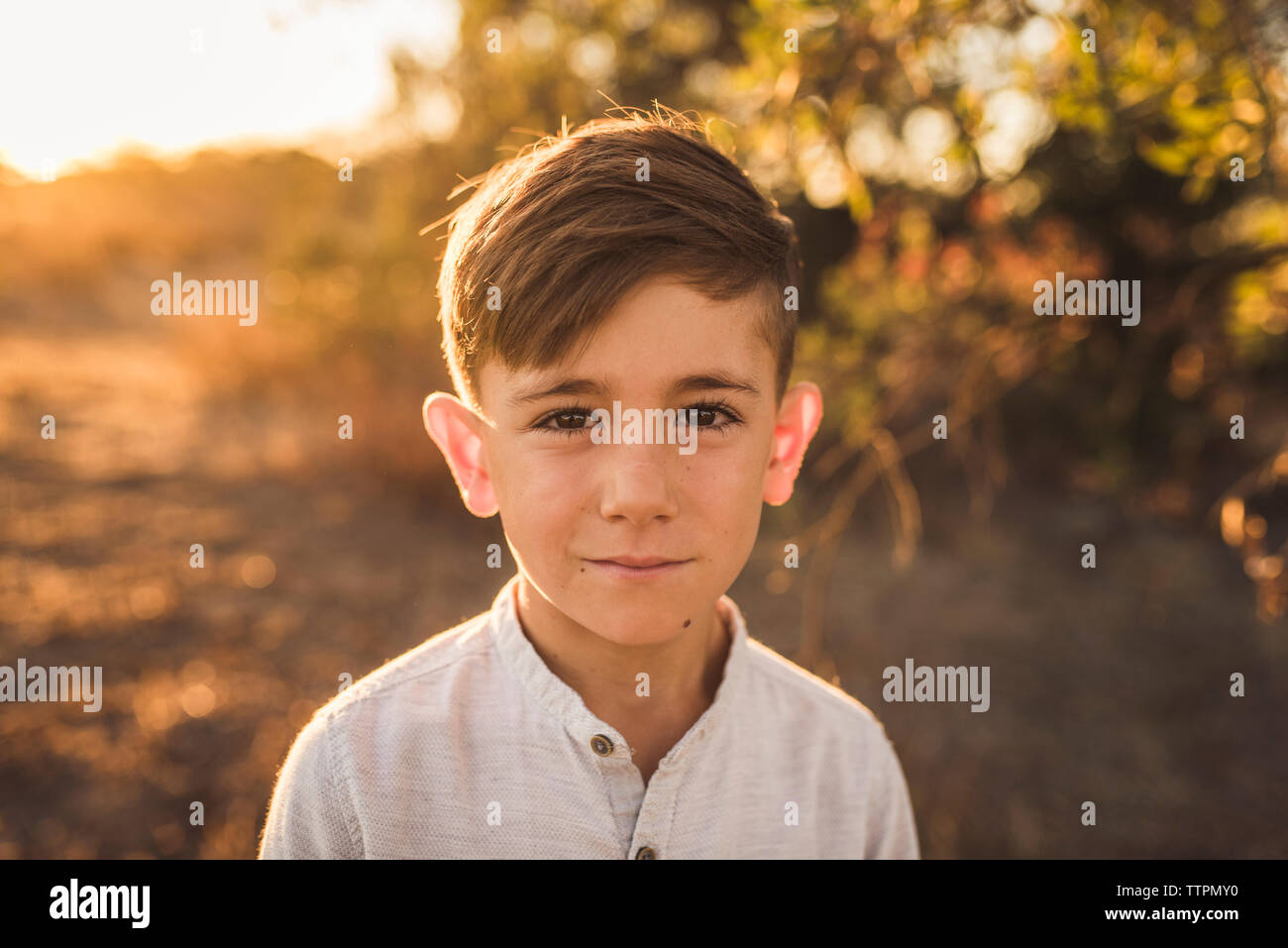 Close up Portrait von Jungen lächelnd im Freien in Kalifornien Stockfoto
