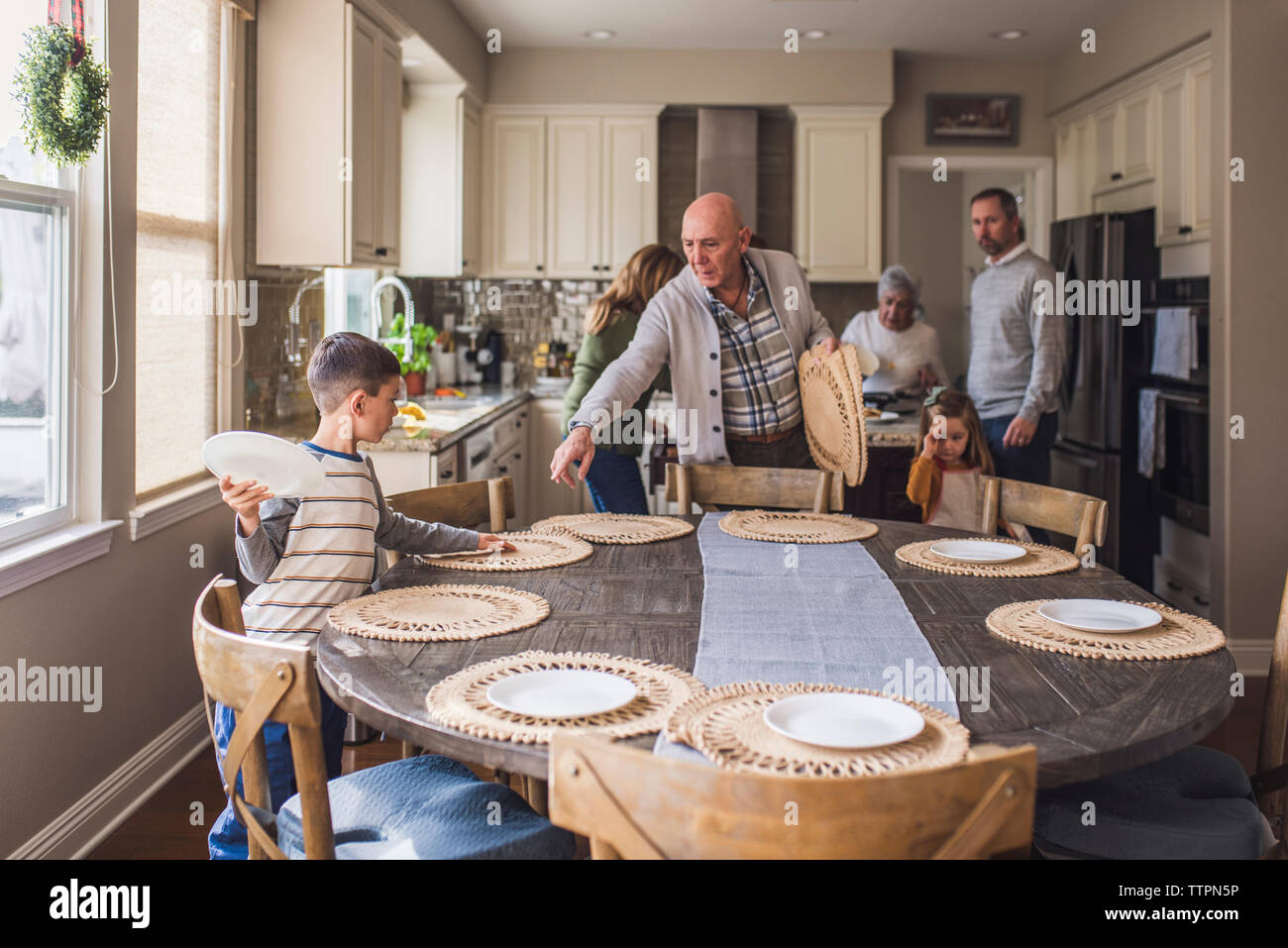 Familie Einstellung der Küche Tisch für Frühstück Stockfoto