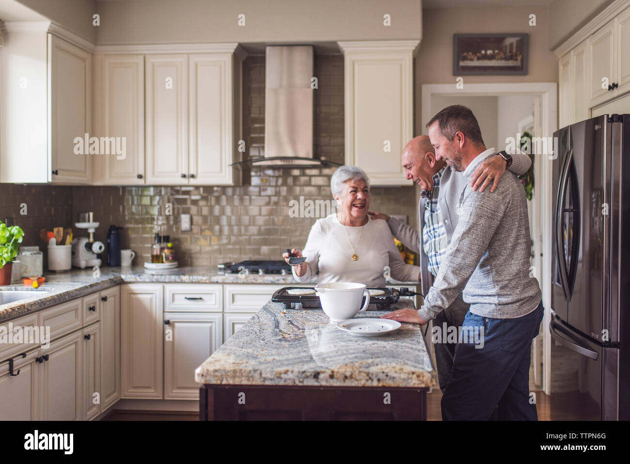 Mehr-generationen-Familie kochen Pfannkuchen zum Frühstück Stockfoto