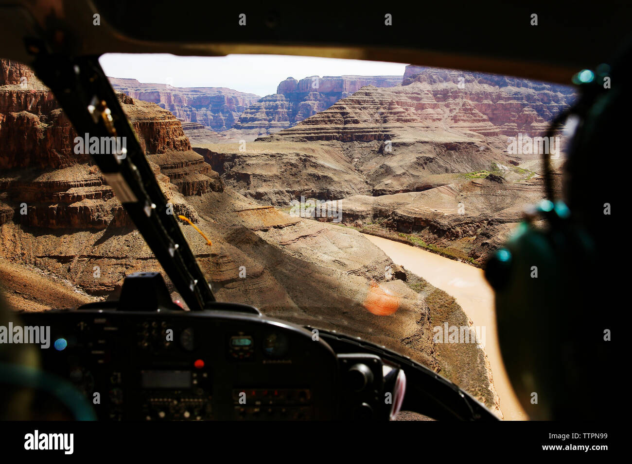 Blick auf die Berge von Helicopter Cockpit gesehen Stockfoto