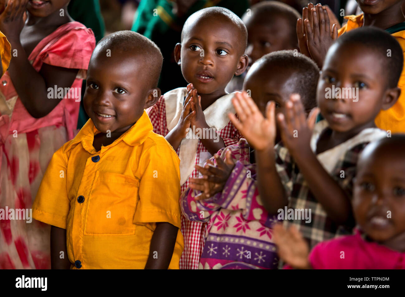 Kinder Händeklatschen in Klassenzimmer Stockfoto