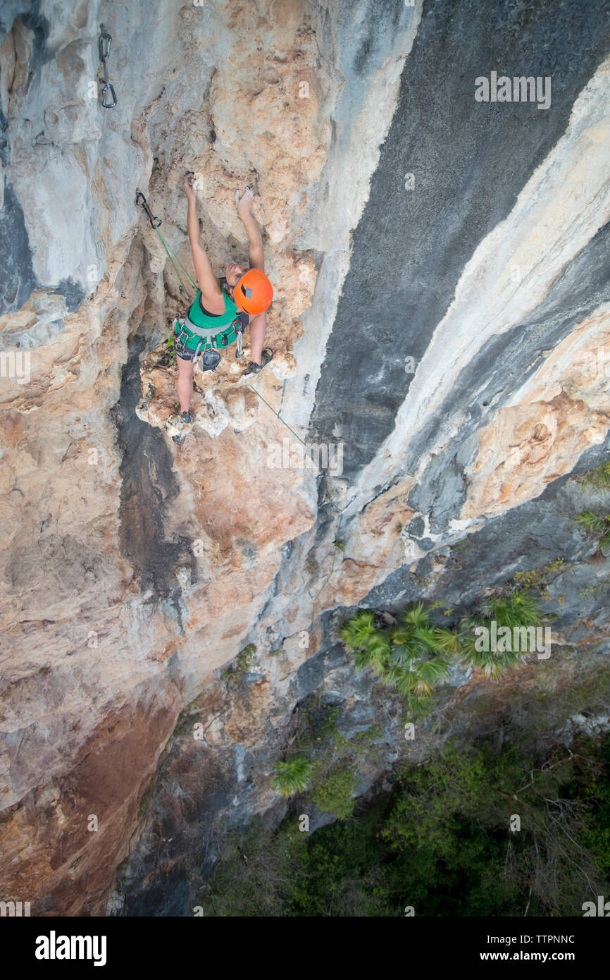 Ansicht der Rückseite des weiblichen Wanderer Klettern Stockfoto
