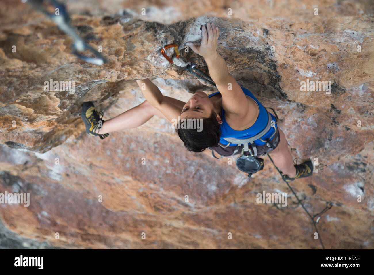 Weibliche Wanderer Klettern Stockfoto