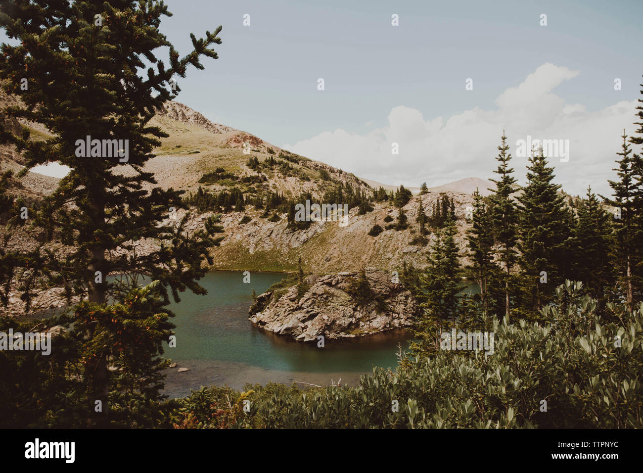 Herrliche Sicht auf See von Bergen gegen Himmel Stockfoto