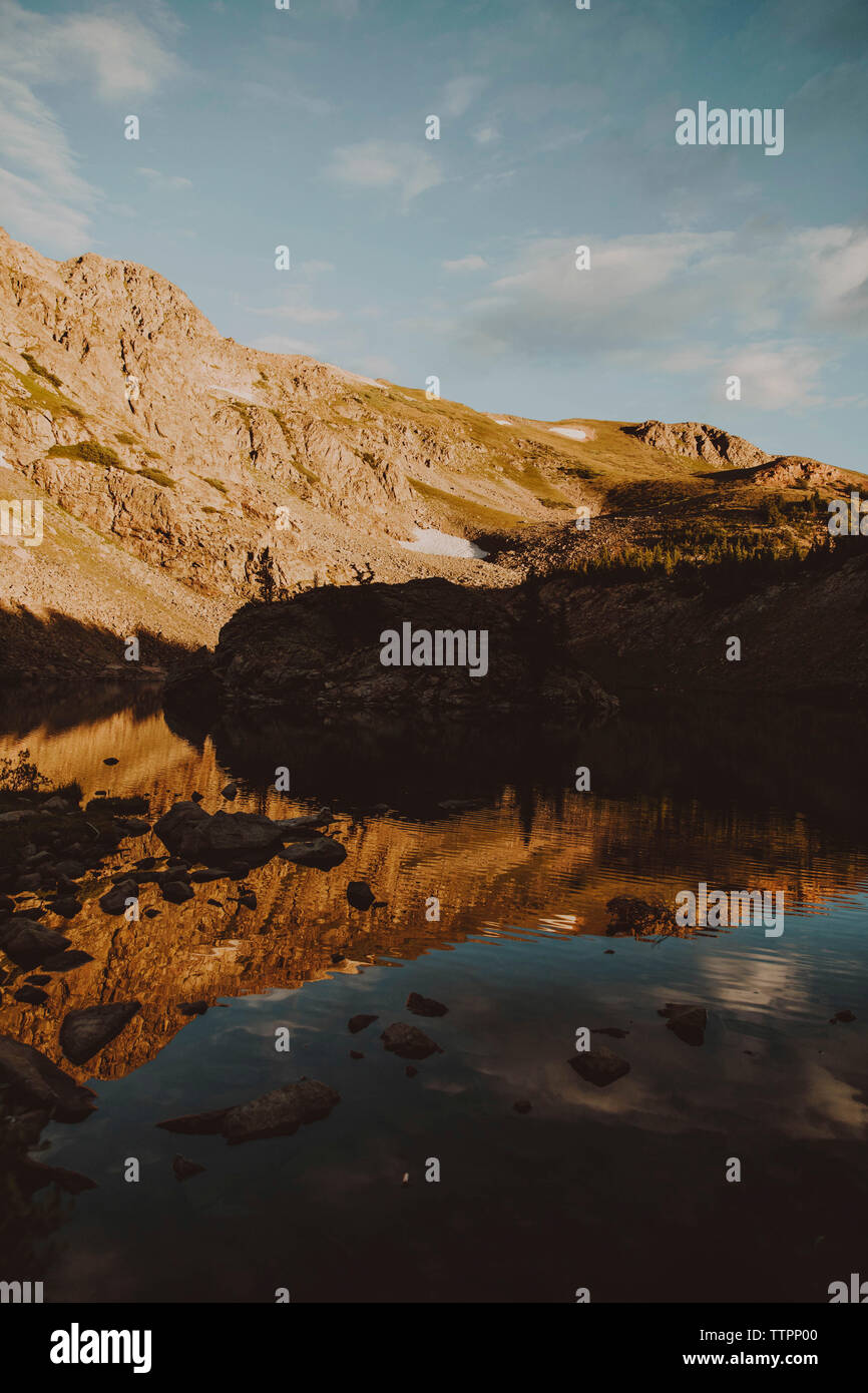 Idyllischer Blick auf See und Berge gegen Sky Stockfoto