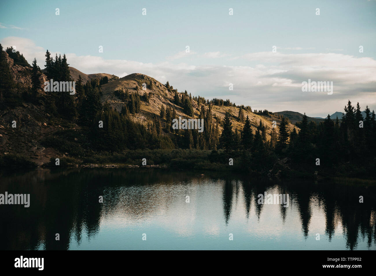 Majestätische Aussicht auf See und Berge gegen Sky Stockfoto